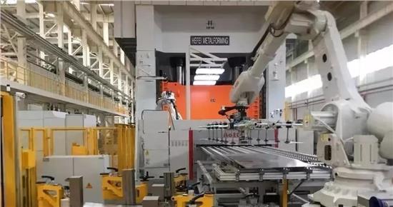 总评榜 | 众泰汽车品牌产品齐发力 荣获 服务消费机器人制造